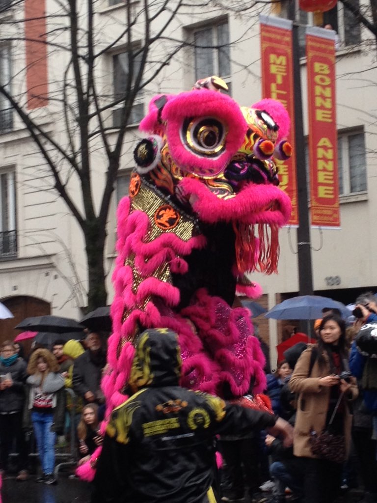 saramel_d's tweet photo. #NouvelAnChinois #BonneAnnée #Defile13 #pluie @QueFaireAParis @ParisJeTaime https://t.co/DzcrhOoo7l