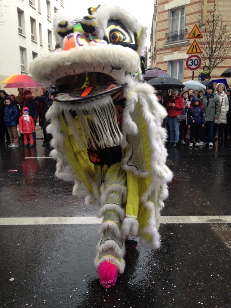 saramel_d's tweet photo. #NouvelAnChinois #BonneAnnée #Defile13 #pluie @QueFaireAParis @ParisJeTaime https://t.co/DzcrhOoo7l