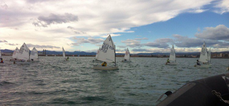 SomVelaFederac's tweet photo. Finaliza una complicada #CopaAutonomica #OptimistB en el Trofofeo Magdalena @escuela_rcnc https://t.co/m4fPrmW8MN https://t.co/Ve7Tofe4lx