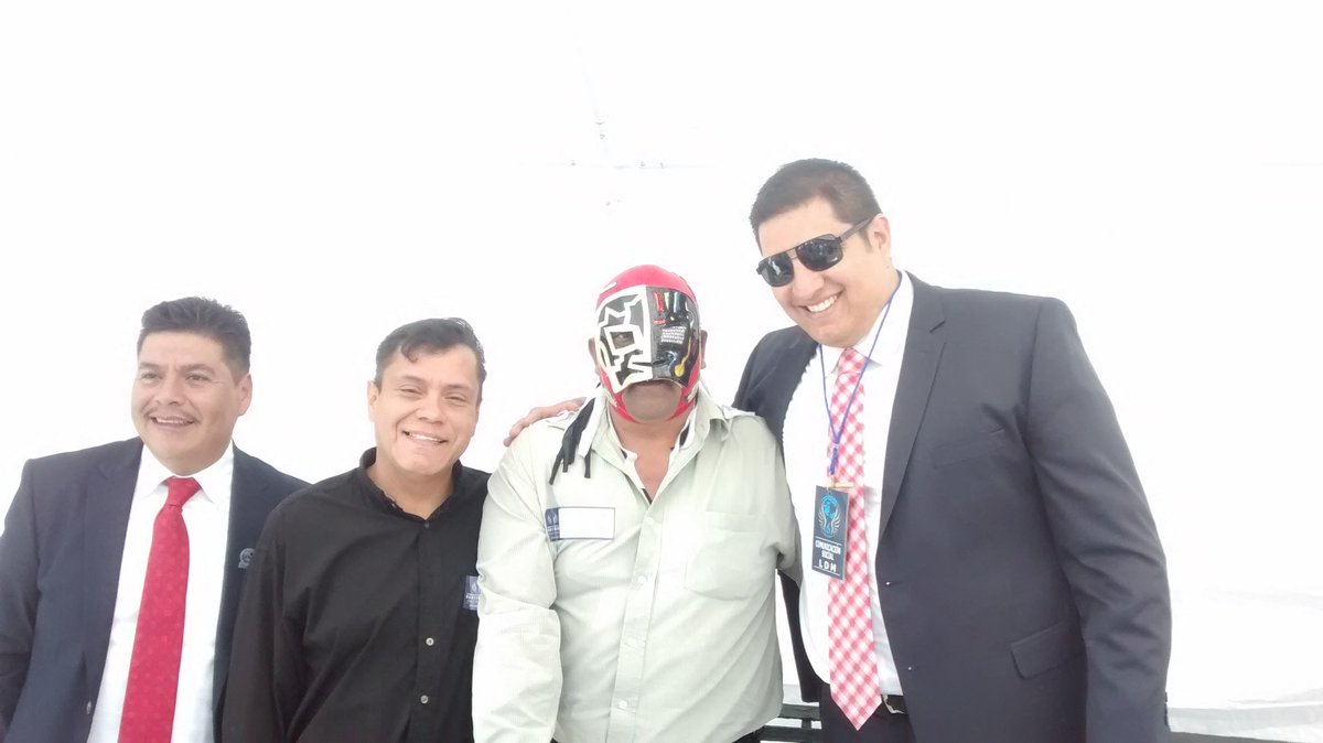 rakelitom's tweet photo. Dos almas nuevas, un luchador (máquina cibernética) y un pastor iglesia bautista.
#LdmBautismos
#SoyLuzdelMundo https://t.co/iO6zWffyDO"