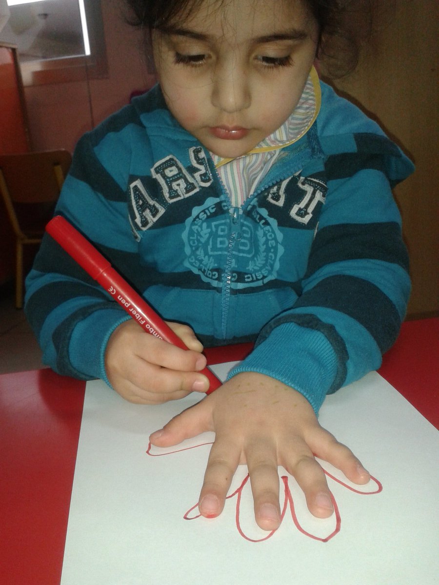mimikayello's tweet photo. #Friends at KG1"C" #Drawing #their Hands #Focusing #Coloring @DawhaHighSchool https://t.co/i3fekh5yeU