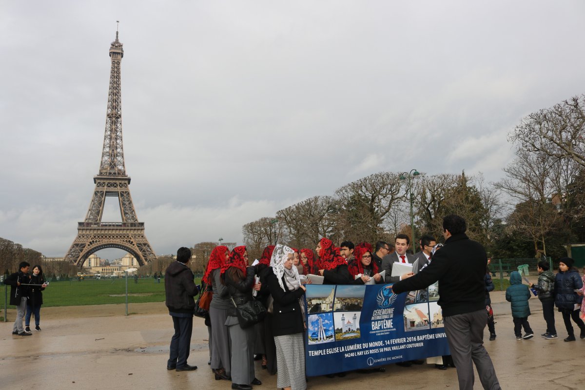 lldmjerseycity's tweet photo. El coro de Queens Nueva York en Francia acompañando a los hermanos de esos lugares  #LdmBautismos. #SoyLuzdelMundo https://t.co/65d6CNzUEO