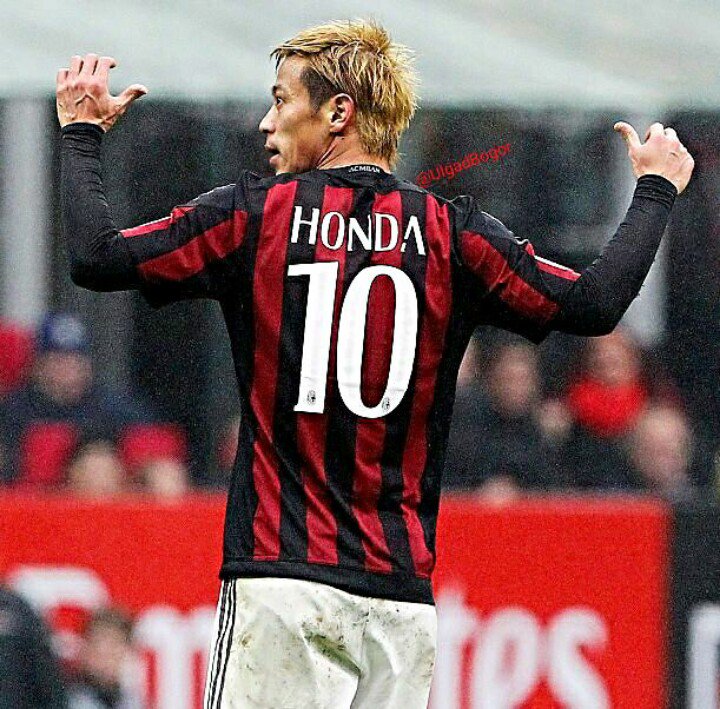Keisuke Honda mencium jersey Milan seusai mencetak gol. #TiAmoKeisuke #ForzaHonda #MilanGenoa 2-1 #ColCuoreSiVince💝