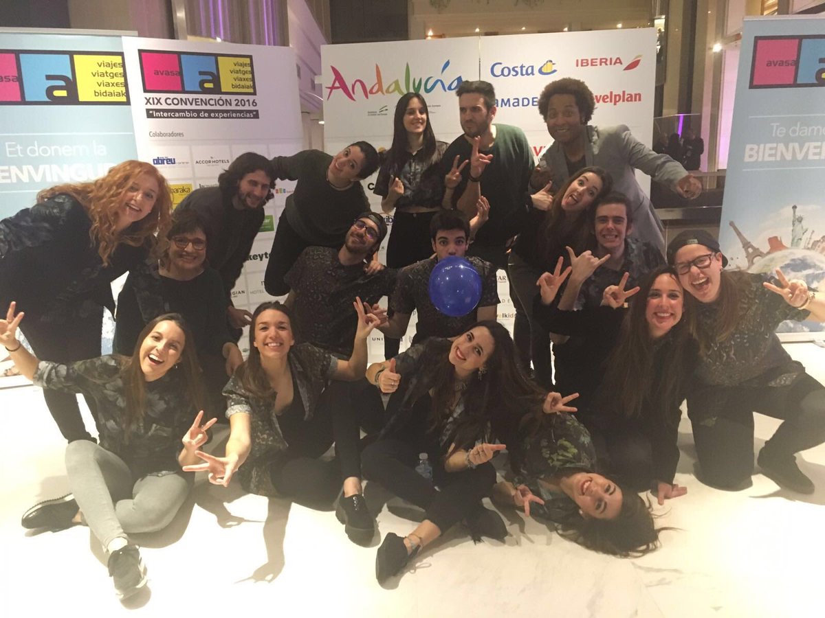 Els418_'s tweet photo. Que dir d'ahir? Impresionant la rebuda al hotel Melià de Sitges 
#ohdtv3 #els418 https://t.co/zCX9fWd36q