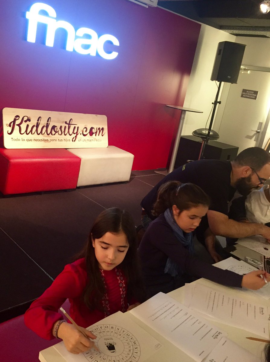 peqfashionista's tweet photo. Siempre un placer asistir a tus talleres #tocamates 👏🏻👏🏻👏🏻 #espiasmatematicos #encriptacion #kiddosityconfnackids https://t.co/q9wE6jVIAJ
