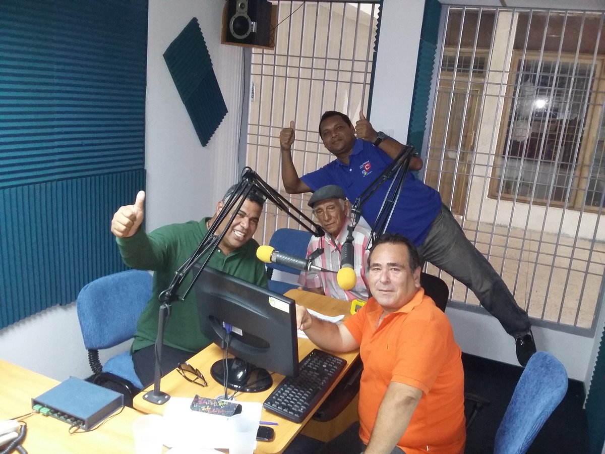leonmagnom's tweet photo. En el aire "Pregones Zulianos"dedicado a los enamorados por @Suite891FM con @EnioTrujilloE  Germán @MANCHOGH en vivo https://t.co/Kjzz53PXTr