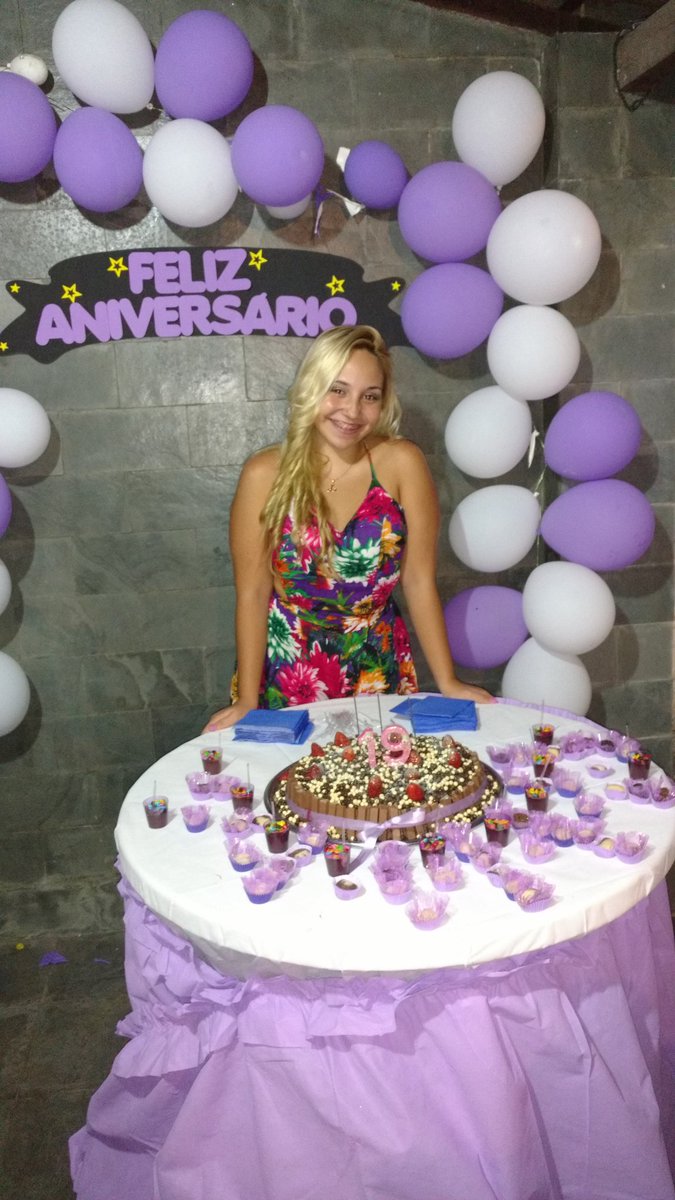 liabalves's tweet photo. Amei, amei, amei!! 💓🎂🙌❣❣❣ #BDayDaLoira #QueroCachinhosPraSempre #19anos https://t.co/2j6Z7dZD3Y