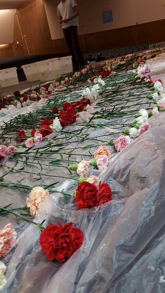 ABC's tweet photo. High school senior buys Valentine's Day flowers for all 834 girls at his school: https://t.co/6AbVEt3ZeX https://t.co/8ppzA2MX4Z