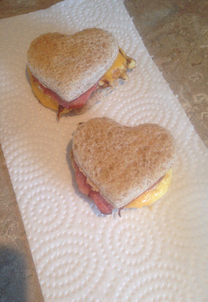 Newfieseagull's tweet photo. Raa! #heartham #heartegg #heartcheese #hearttoast https://t.co/Y9KK1h3E9Z