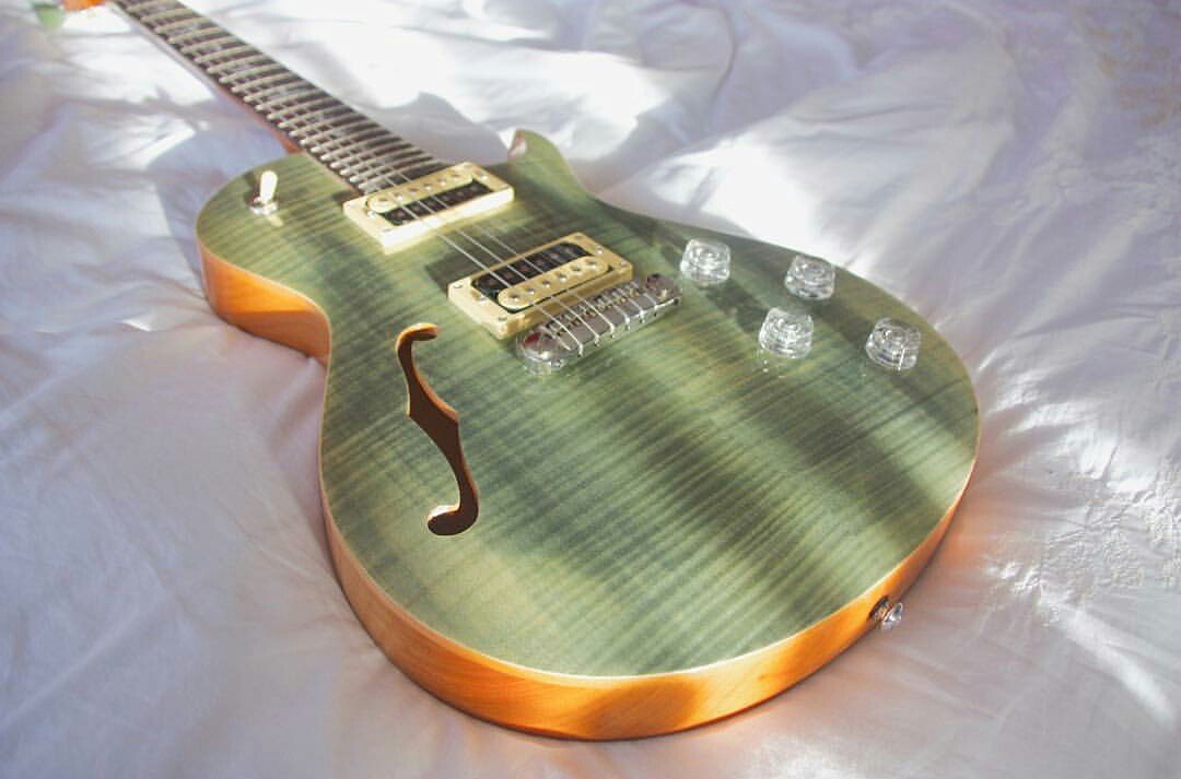 AmazingGuitars's tweet photo. Green dreams for Sunday. #guitar #sunday #musicday #weekend https://t.co/tpEDJQFt52