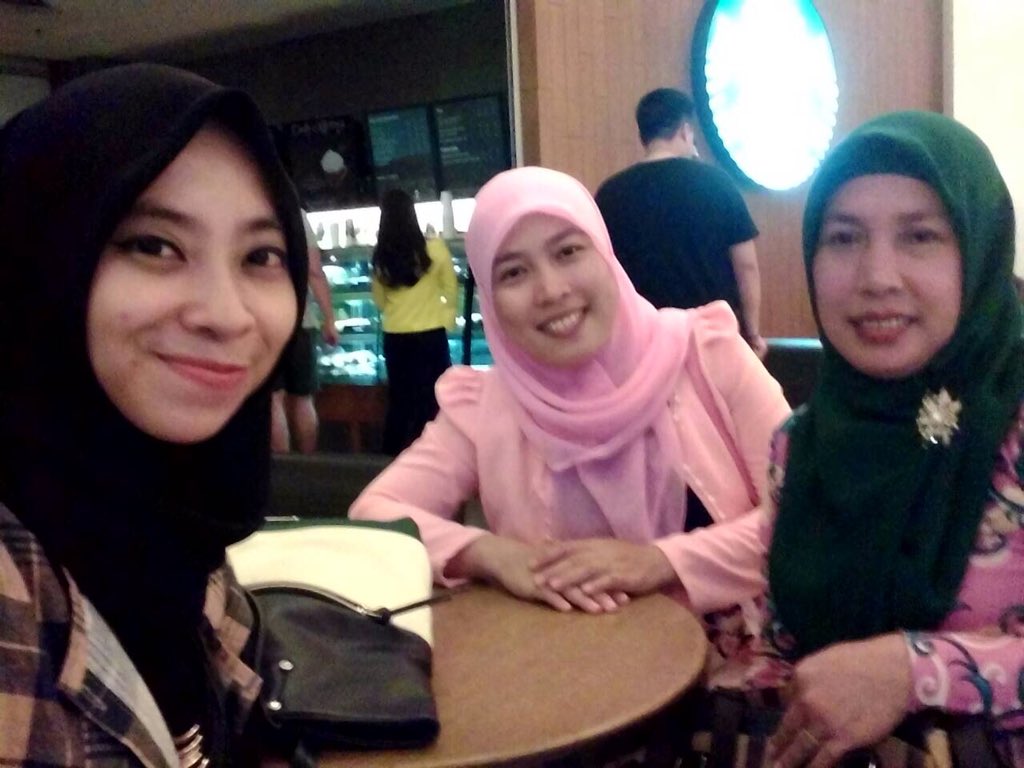 Senyum puas <a href="/kingeviebum/">Evi</a> dan bunda terpancar setelah seharian wishnya diwujudkan <a href="/KallaToyotaID/">Kalla Toyota</a> di #catchyourwish