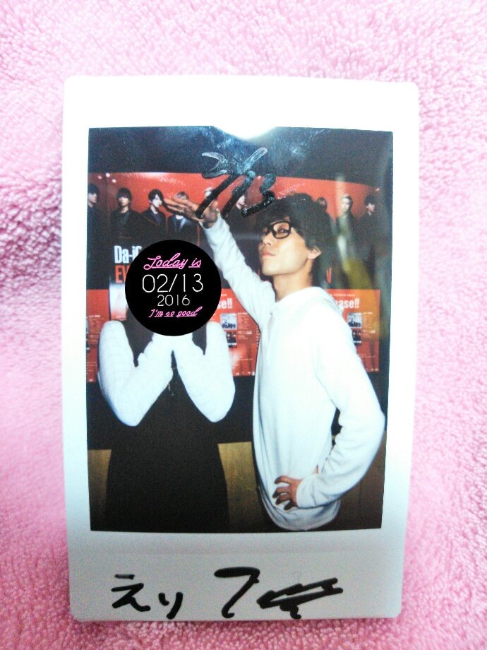 AAAri_YZ's tweet photo. １３日
ポーズのことしか言ってないのに見下すような目線で撮ってもらえてもう…
ただひたすら｢ぐはぁっ！｣って感じ…
１４日
ポーズ普通だったけどよくよく見てみたら名前の横ハートみたいになってる…？
もう！これは！ハートだ！(必死) https://t.co/m8GRTTaqD6