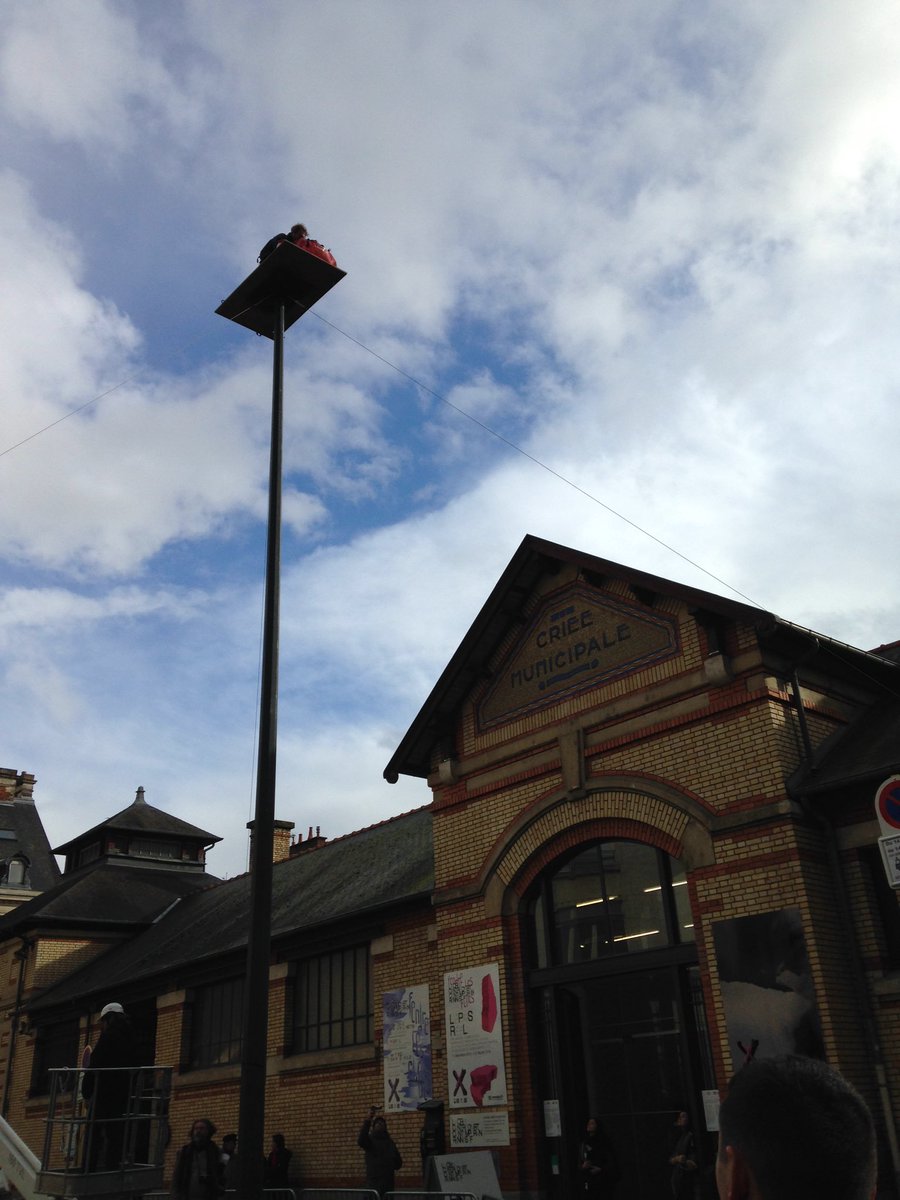 #rennes devant #lacriée #AbrahamPointcheval perché sur une plateforme 1,90mx1m pour 1sem.