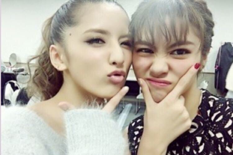 eg_love_l's tweet photo. 前から思ってたけれど、このポーズ名前つけて流行らせませんか？💭
特に楓が写ってるのはほとんどこの
ポーズな気がするし🙆💕
思ってる人も多分いると思うので拡散してもらえると嬉しいです🙏🏼💦

#LDHfamさんRT 
#拡散希望 https://t.co/mo5SLwuDtE