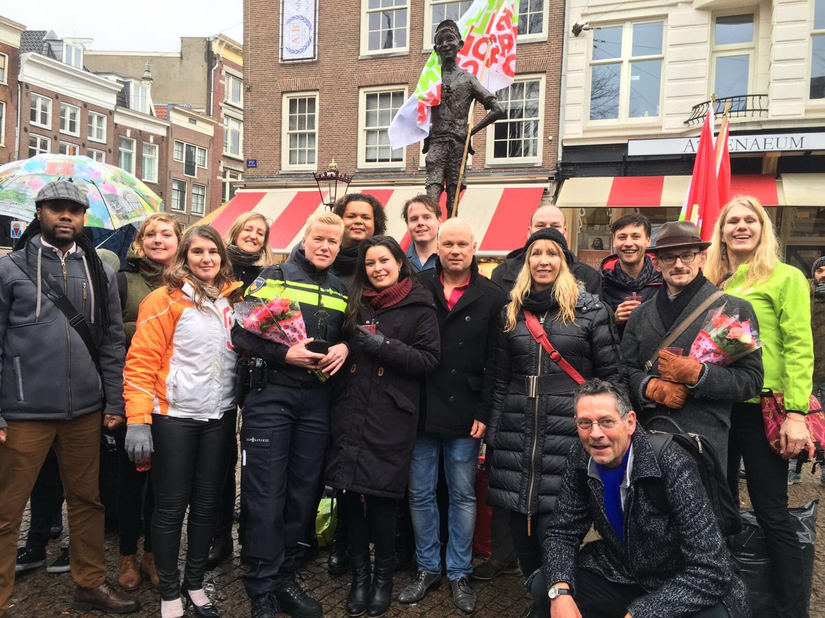vanreijen's tweet photo. De winnaar van #RozeLieverdje 2016 is Ellie Lust! Gefeliciteerd Ellie en alle genomineerden! https://t.co/nKE4iLStgN