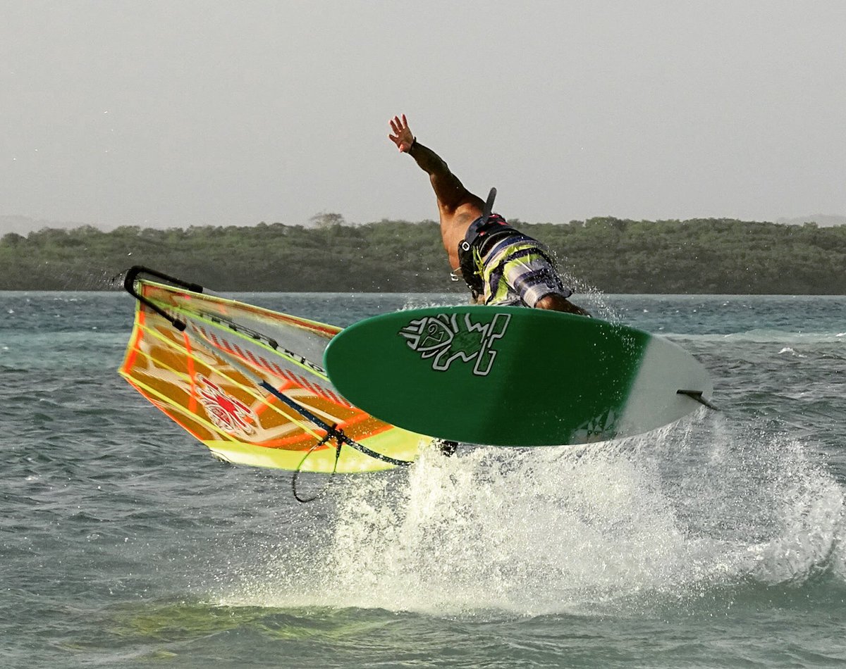 tatyfrans's tweet photo. Ya'll have a happy Vday, @GaastraWindsurf @Mysticboarding @StarboardWind @windsurfmag @Worldwindsurf #lsdfins 😝😁🤗 https://t.co/uCVZrfhuiv