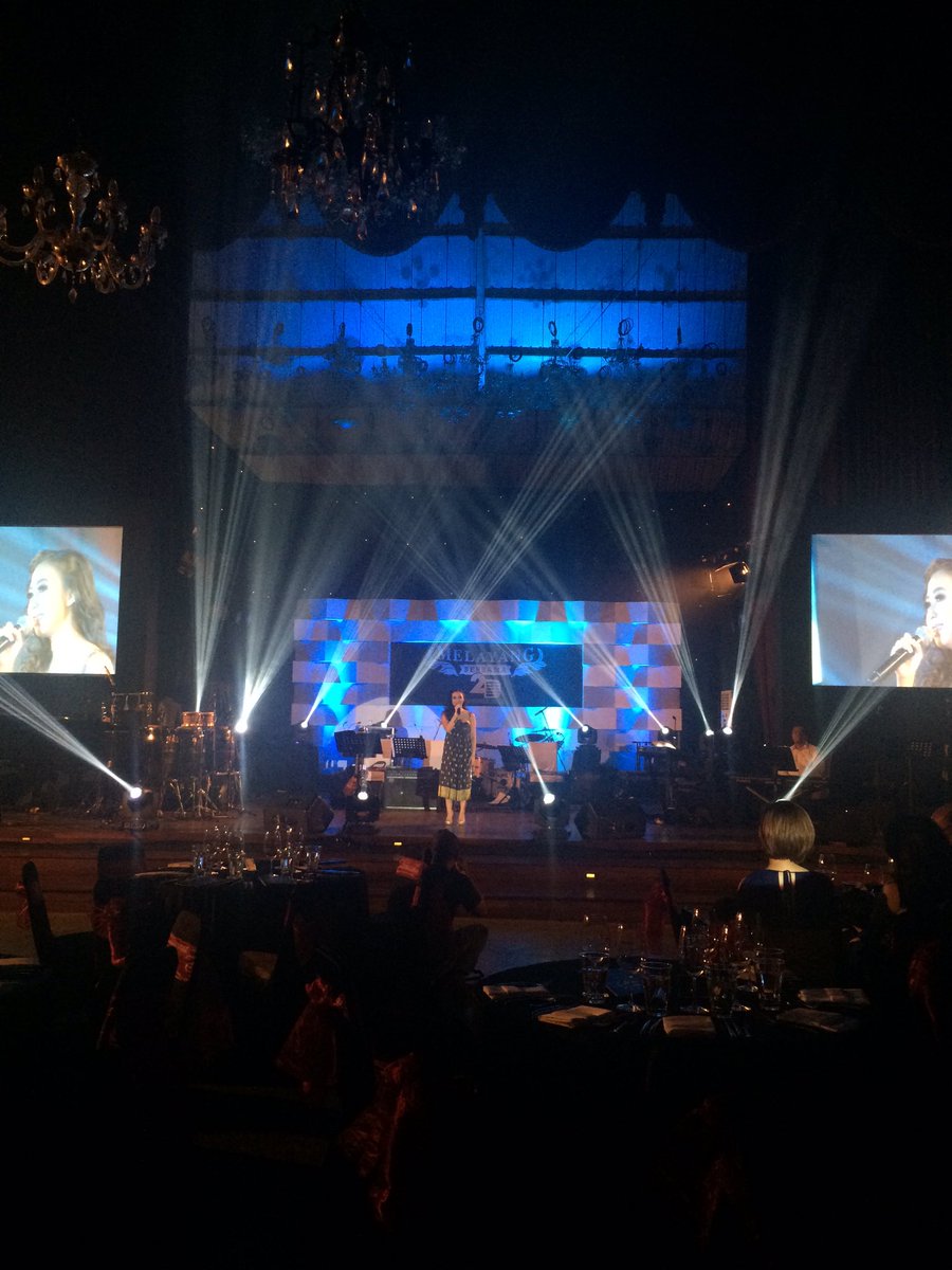 Birthday girl <a href="/andreamiranda/">Andrea Miranda</a> membawakan slh satu lagu dari albumnya sendiri 'Kekasihku' dgn <a href="/DIANHP/">DianHP</a> #2DMelayang