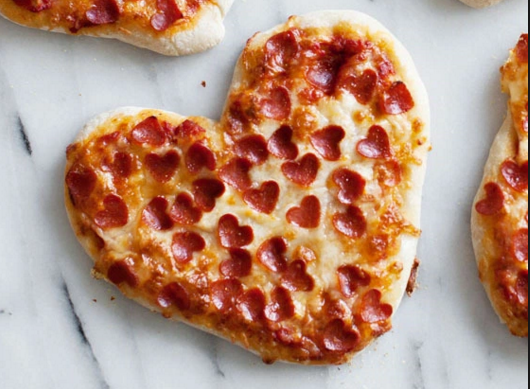 SplickIt's tweet image. Unsure of what to eat for Valentine's? Order a #heartshapepizza online @Bostonpizza and @RoundTablePizza