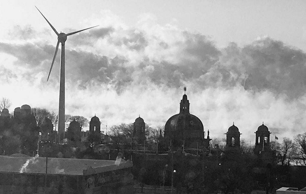 TexxBraneff's tweet photo. Steam coming off #LakeOntario #Toronto https://t.co/y4R87GAOxr