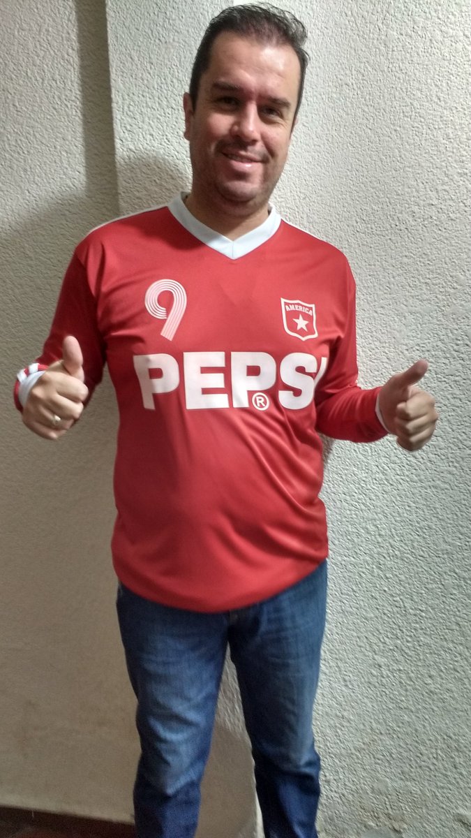 jorgepubliradio's tweet photo. A propósito del regreso de @pepsi como sponsor de @AmericadeCali hoy me pongo la #Retro81 gracias a @AmericaStore_Co https://t.co/lfOn8SvfdU
