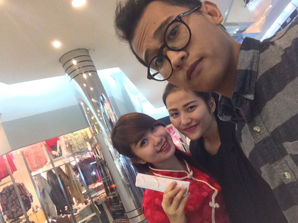 BesideGlof's tweet photo. Hari emang udah malem, tapi @HardyVido masih tetep semangat. Spread the love! @hitmansystem @kelascintacom https://t.co/q8ZdEJPFl4