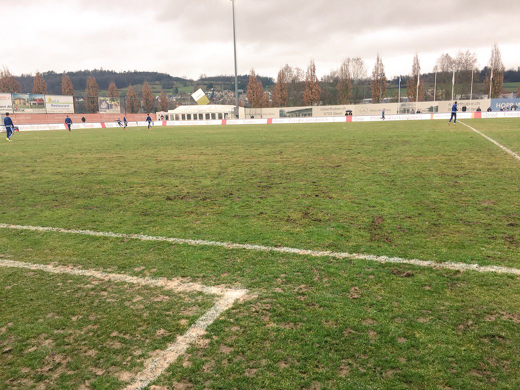 lausanne_sport's tweet photo. La pluie a cessé de tomber mais le terrain souffre ! #WOHLS #AllezLausanne https://t.co/6CerZQvrJ5