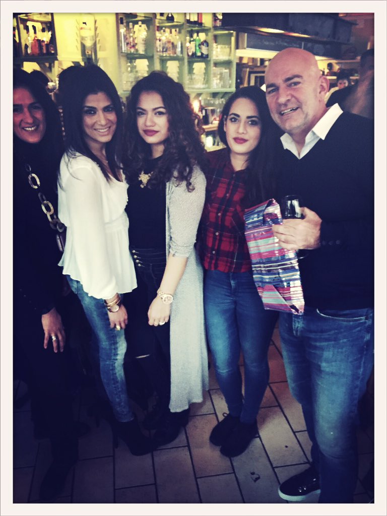 farahzijden's tweet photo. Verjaardagspartijtje #tomdear #eigenaar #friends4live gezellig! https://t.co/dcdD59oCM5