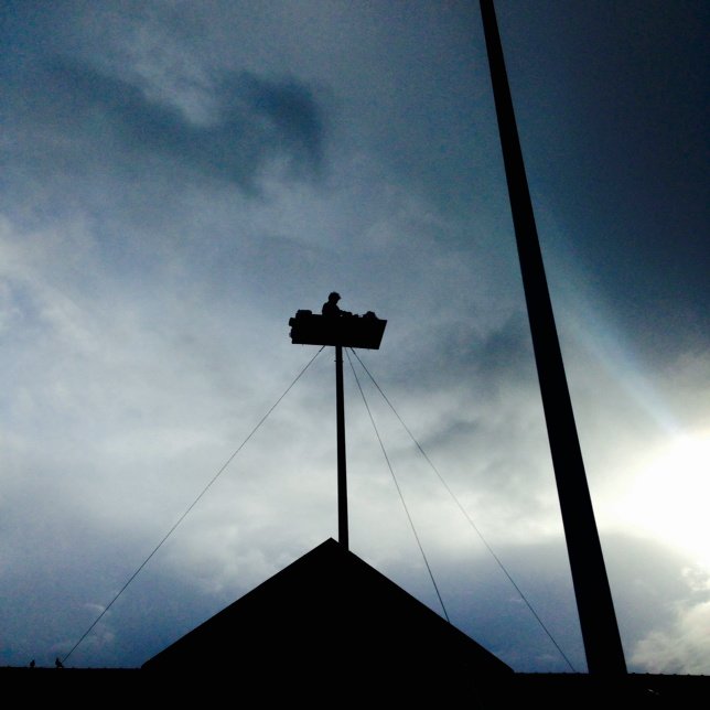 Robinson Crusoe Poincheval est en haut de son mat (12 m de haut) pour une semaine #rennes #art #défi #Rennes #Criée