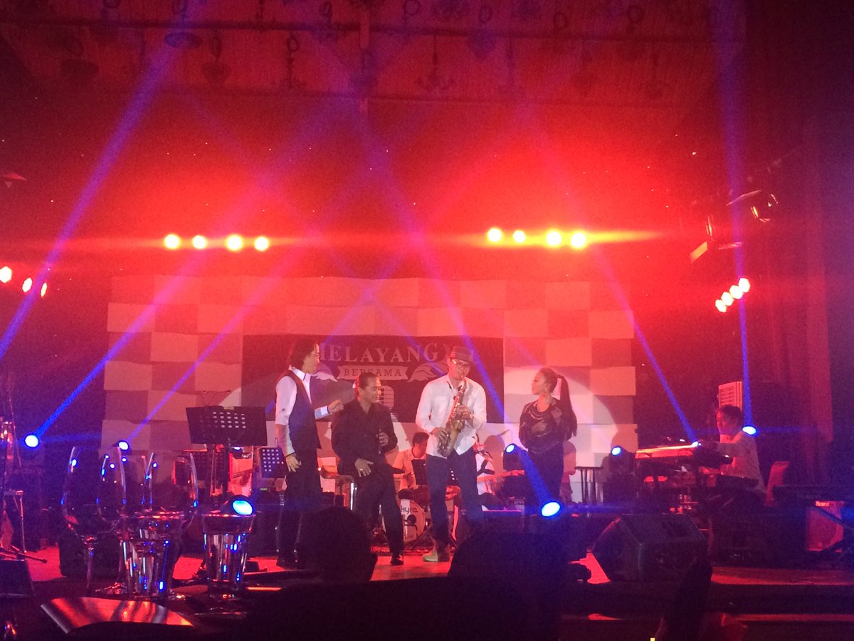 Trio sensasional <a href="/deddydhukun/">Deddy Dhukun</a> <a href="/dianppoetra/">DianPramanaPoetra</a> <a href="/TrieUtami_iie/">Trie Utami</a> membawakan 'Aku Ini Punya Siapa' #2DMelayang