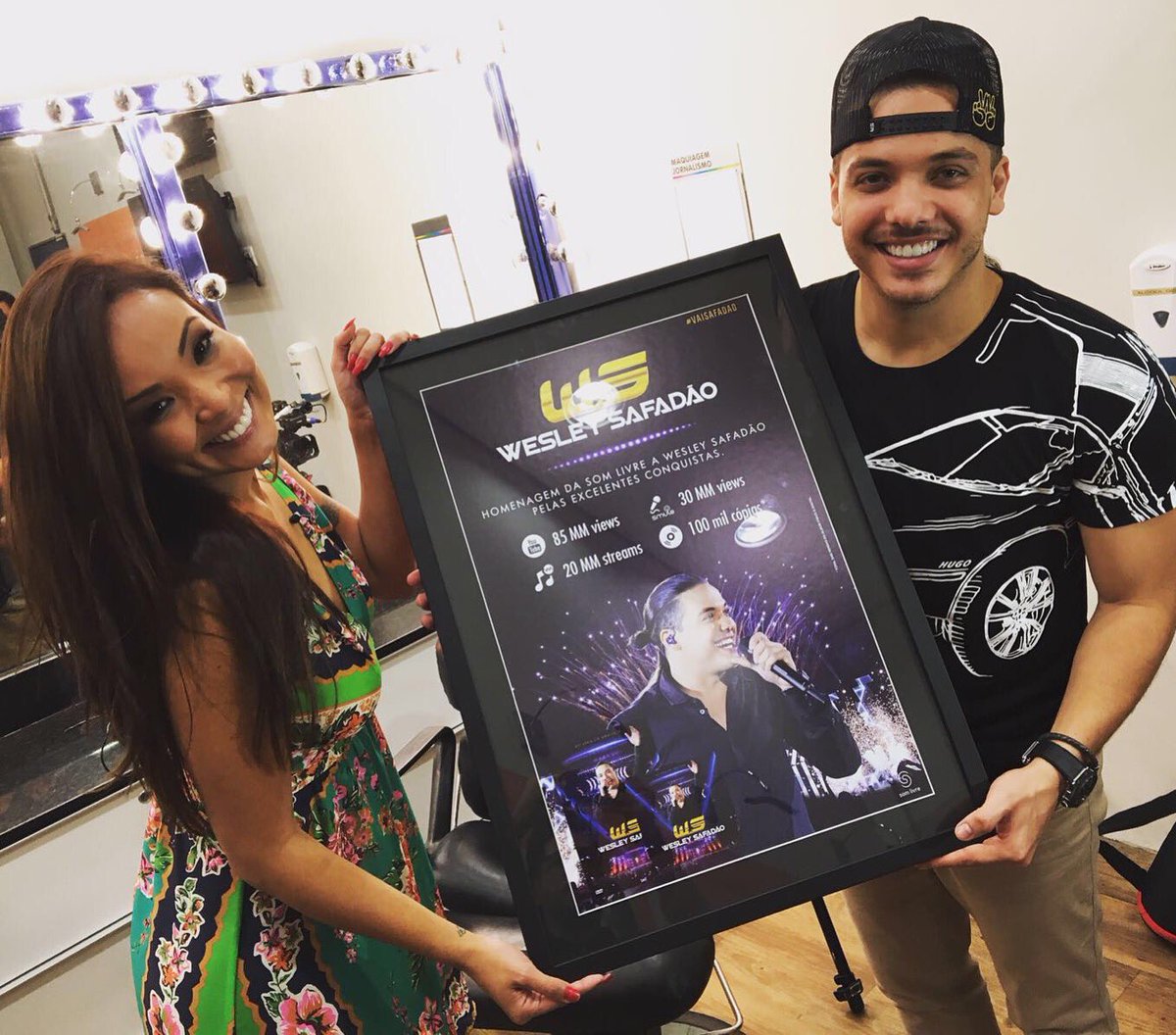 WesleySafadao's tweet photo. Obrigado, Brasil! Disco de Platina pelo nosso DVD Ao Vivo em Brasília! 100 mil cópias vendidas! #SafadãoNoDomingão https://t.co/X5iBegaD0X