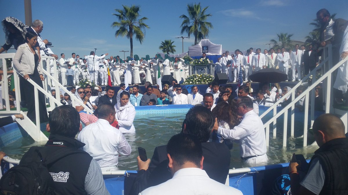 SilvaAdalid's tweet photo. Dejo al mundo por seguir a  Cristo #LdmBaustismos #SoyLuzdelMundo https://t.co/5q9SQkcctr