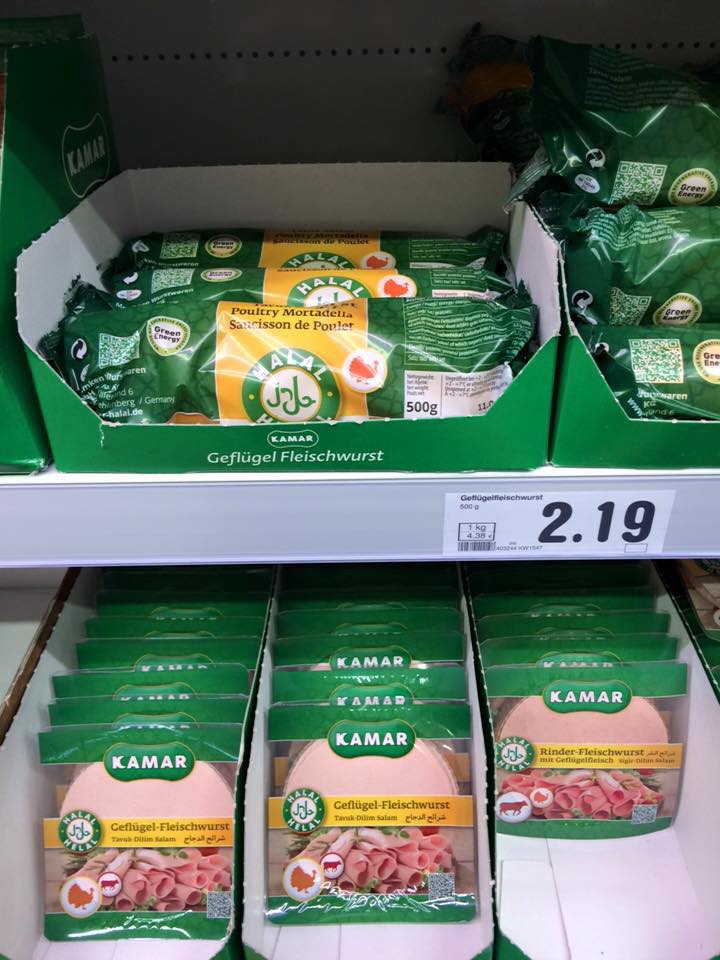 OnlineMagazin's tweet photo. 😱😕 Der nächste Discounter mit Halal Wurst ... Netto hat nun auch den geschächteten Brotbelag im Angebot. https://t.co/7U1WGFu4tm