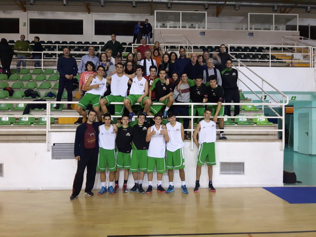 BasketPisones's tweet photo. Destacar el apoyo de padres y familiares que se desplazaron hasta Ponferrada. #orgullopisones #sextojugador https://t.co/DsqjsoujIp