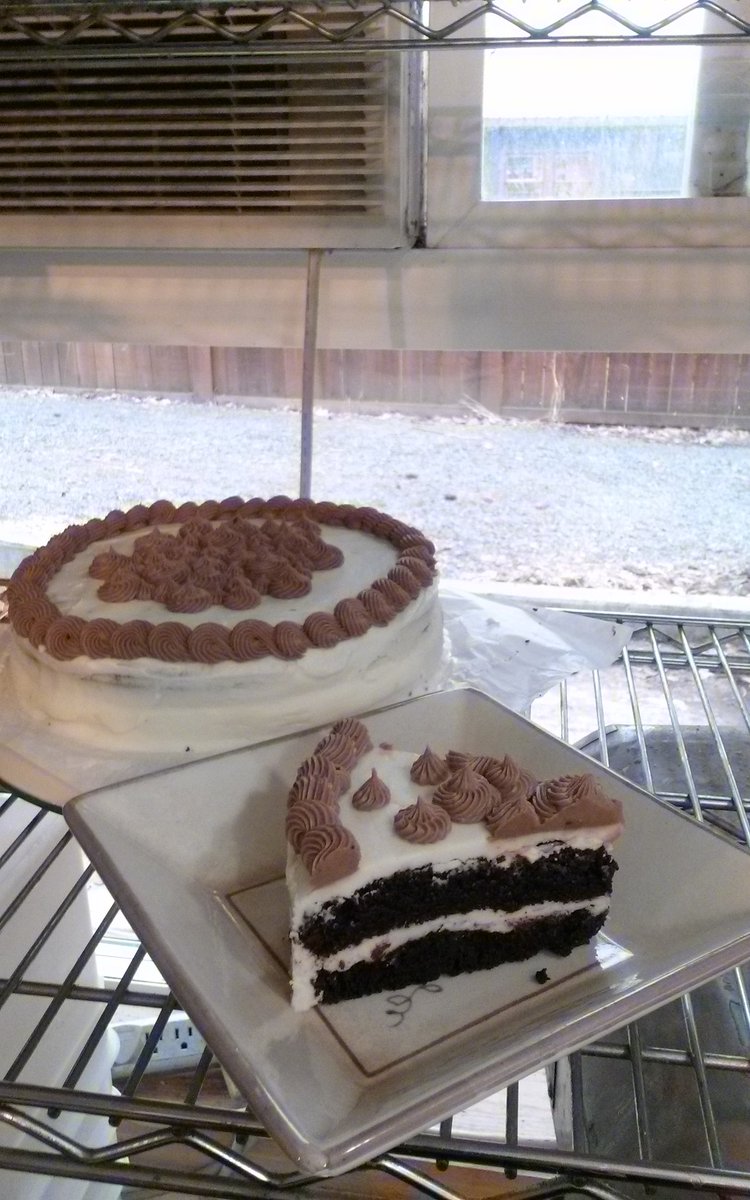 DevoresGoodFood's tweet photo. Chocolate cake perfect for two! Happy Valentine's day. #devoresgoodfood #bendoregon #localfood #inbend #bendfood https://t.co/FI1Z52PIxJ