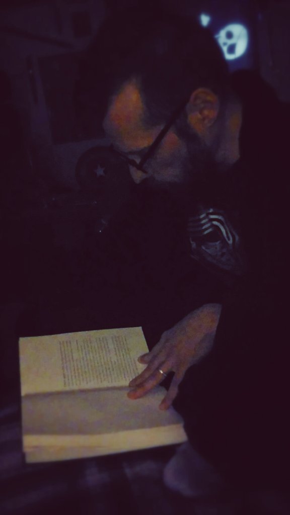 ceetlesib's tweet photo. Sorry for the bad camera, but my sweet hubby read @StephenKing to me. #windthroughthekeyhole https://t.co/D51DXs5n0S