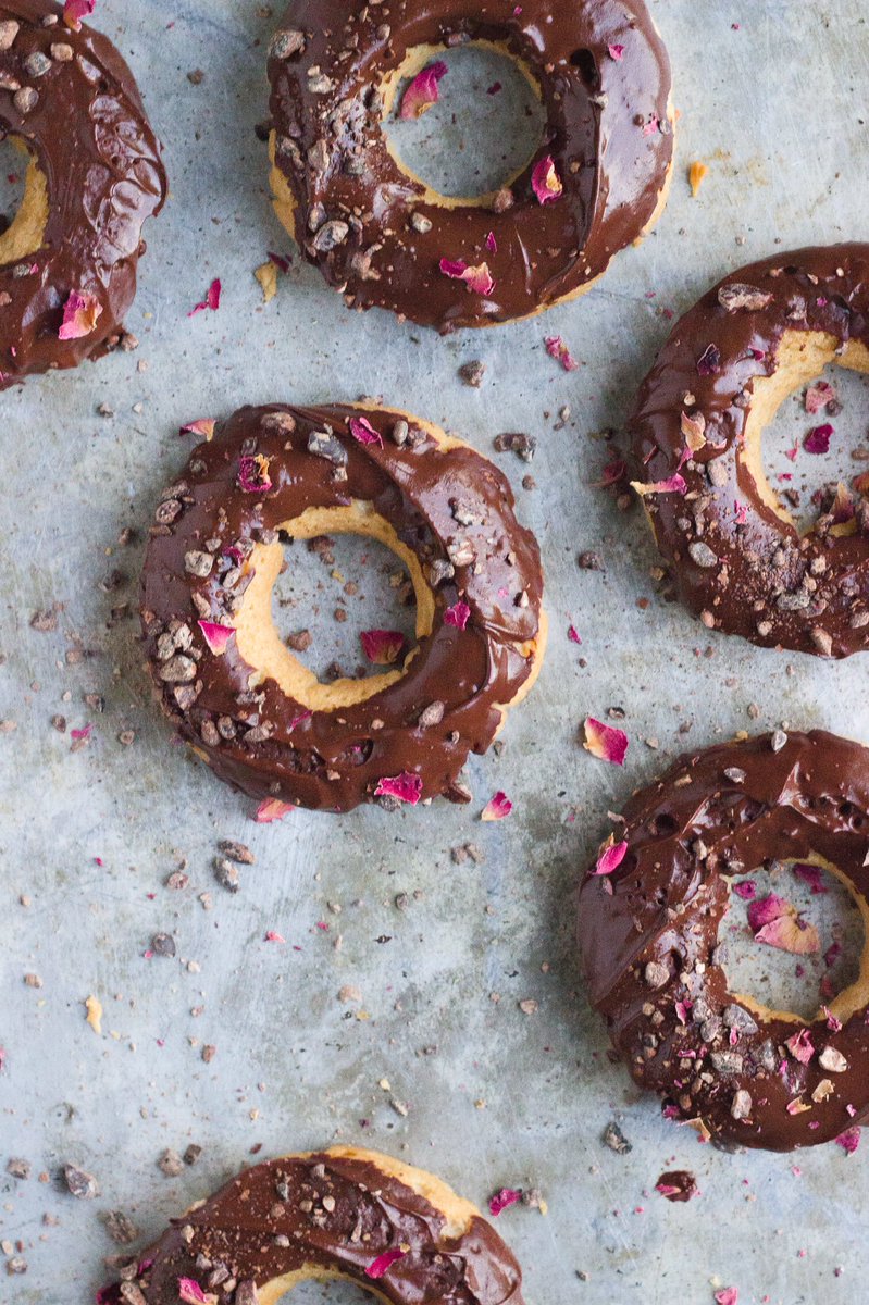 CatfeSA's tweet photo. Today's breakfast special: Vanilla Donuts with Chocolate Ganache Frosting, Cacao Nibs and Roses https://t.co/jVVNhCke84