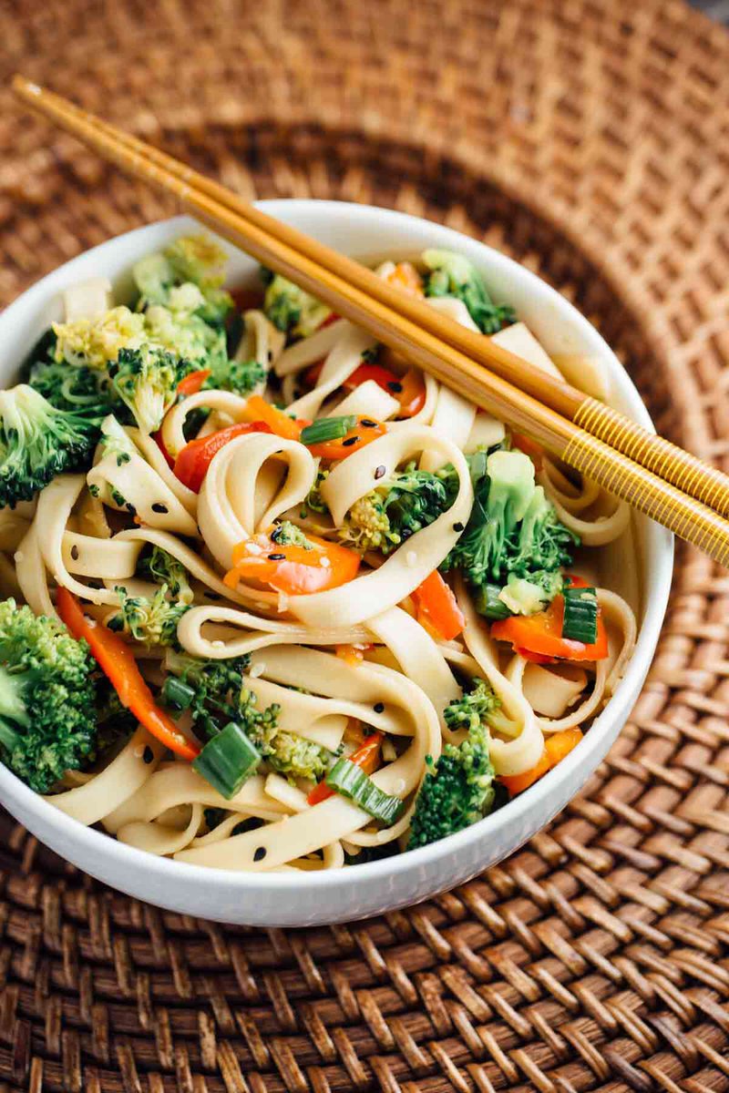 CatfeSA's tweet photo. Today's lunch special: Sesame Broccoli Noodle Bowl https://t.co/7Km4kjhET8
