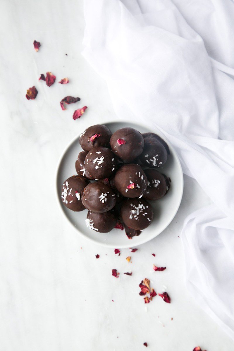 CatfeSA's tweet photo. Today's sweet special: coconut, strawberry &amp; rose truffles. https://t.co/1rK7a3XXWu
