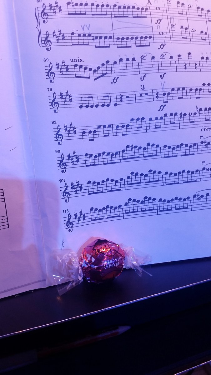 maxinekwokvln's tweet photo. A pink @LINDORUK for all my section since we have to work valentine's evening. #getthemfat https://t.co/rWPzHkbpgO