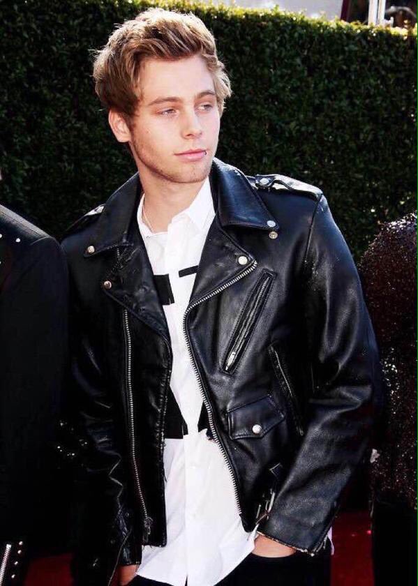 Happy Valentine's Day to my favorite man bean ever ❤️ I can't wait to spend today with you my love @lukeyhemmodtf