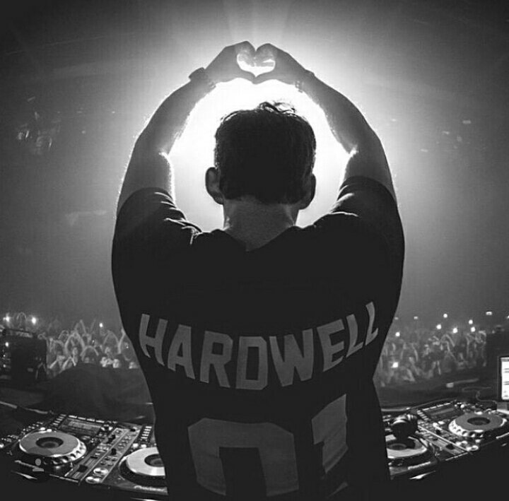 Raifred1's tweet photo. #HappyValentinesDay ❤ @HARDWELL @Hardwellonair @RevealedRec  @dannic #EDMFamily #HardwellFamily 👍 🎶🙌🙇 https://t.co/xo3zxRyqLi