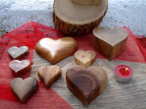 Corazones de madera ♥♥♥♥♥ decoralola.com/2016/02/14/cor…