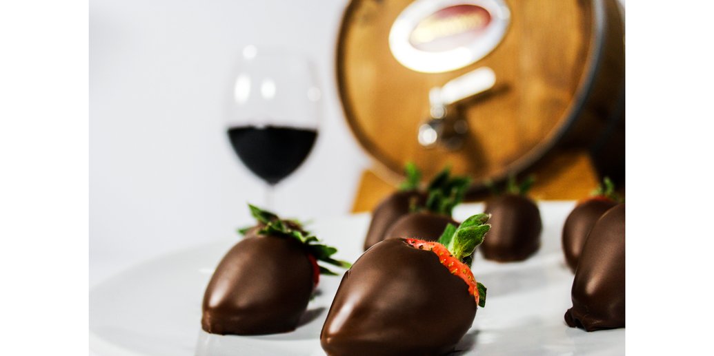 vinocopiabarrel's tweet photo. Happy Valentine's Day! Wine + Chocolate covered strawberries are an easy way to make this evening a romantic one! <3 https://t.co/v8dERbFCXp