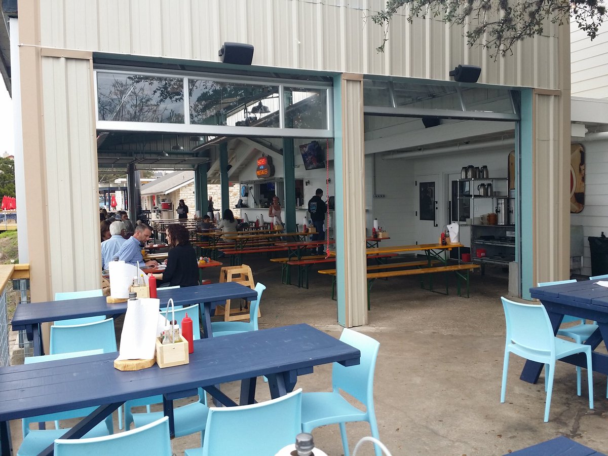 AustinHomesHD's tweet photo. #lucyschicken on 620 #laketravis for #brunch https://t.co/jGYF4hxb8F