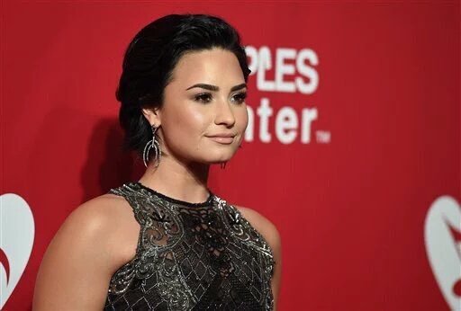 bralovatics's tweet photo. TWEET/RETWEET TO VOTE! #Lovatics #iHeartAwards #BestFanArmy https://t.co/FleUL5mDBw