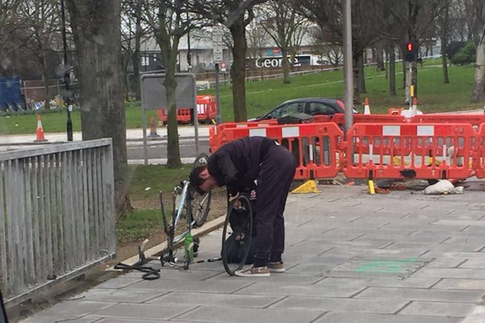Mark Cavendish takes time out on Valentine’s Day to help London cyclist fix a puncture | trib.al/WHwUcDT