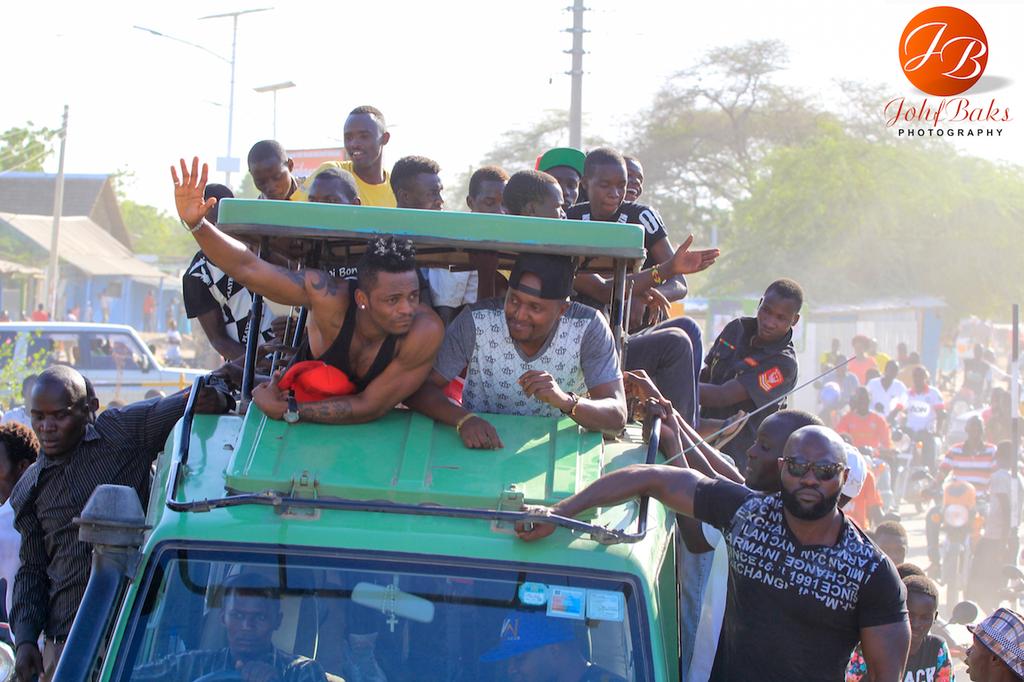 mzaziwillytuva's tweet photo. #MsetoInLodwar with @diamondplatnumz : Everything came to a standstill when we landed! Tonight tuko @marbleclub254 https://t.co/ZfsbHwetrD
