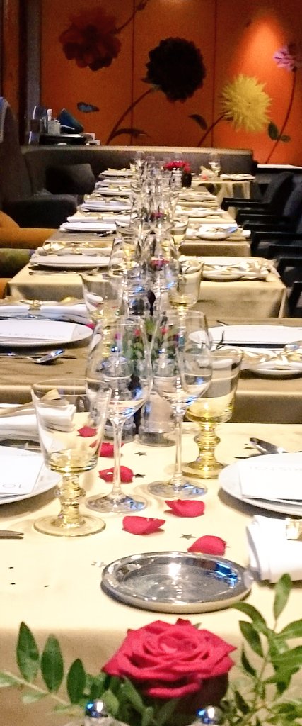 KevinChambenoit's tweet photo. Préparatifs soirée #SaintValentin au #114faubourg @LeBristolParis ! Restaurant complet! https://t.co/Vmu364S27L