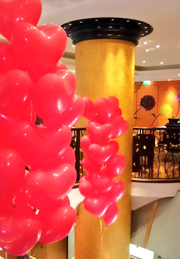 KevinChambenoit's tweet photo. Préparatifs soirée #SaintValentin au #114faubourg @LeBristolParis ! Restaurant complet! https://t.co/Vmu364S27L