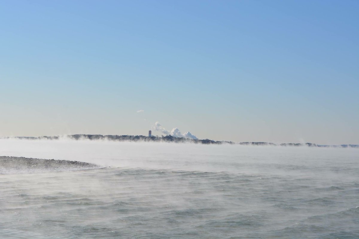 foryourinfo1x's tweet photo. @universalhub @SurfSkiWxMan @YourIslandPark @chipsy231 @MAWxObs Frozen Harbor https://t.co/MACipZYgwC